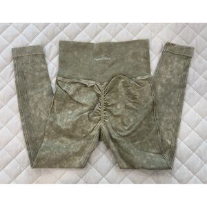 Peachy 🍑 Bunz Baddie Scrunch Green Legging